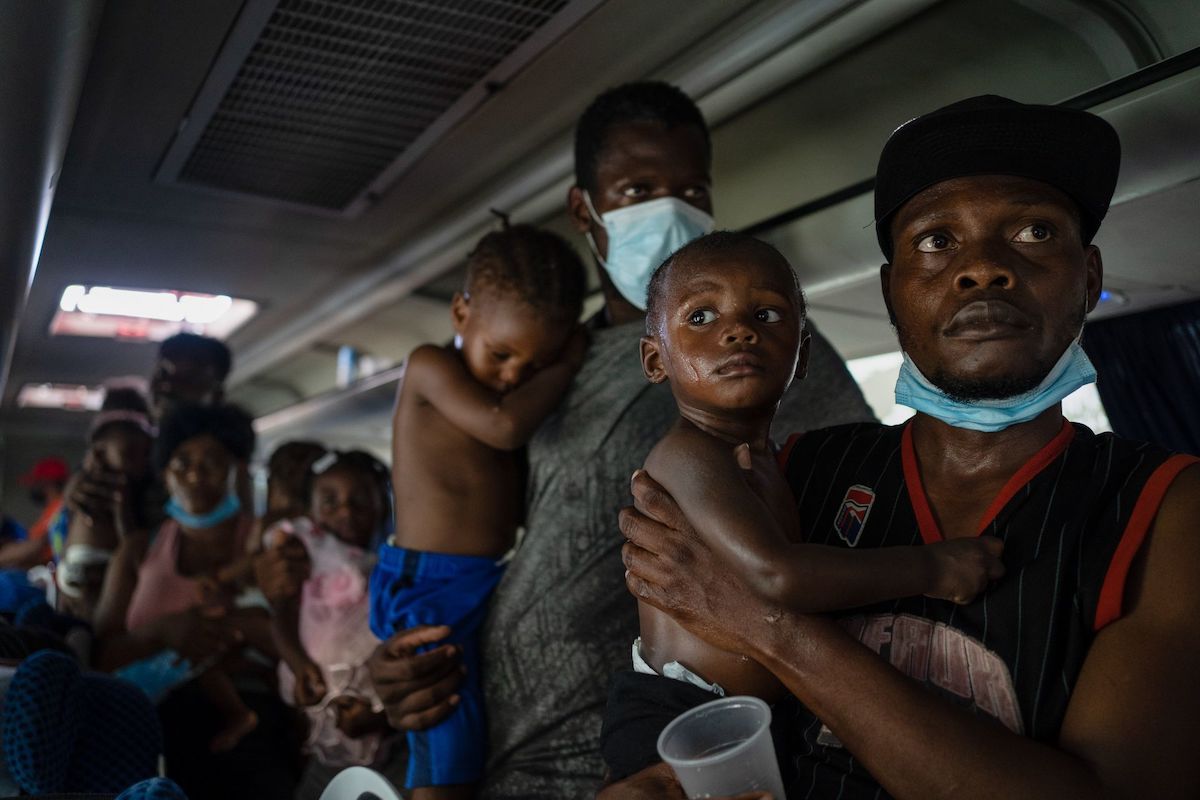 Un grupo de 30 haitianos fueron detenidos cuando viajaban en autobús por elementos del INM, los migrantes se negaron por siete horas a ser trasladados a un puesto de control migratorio, a pesar del intenso calor que se sentía dentro de la unidad.
