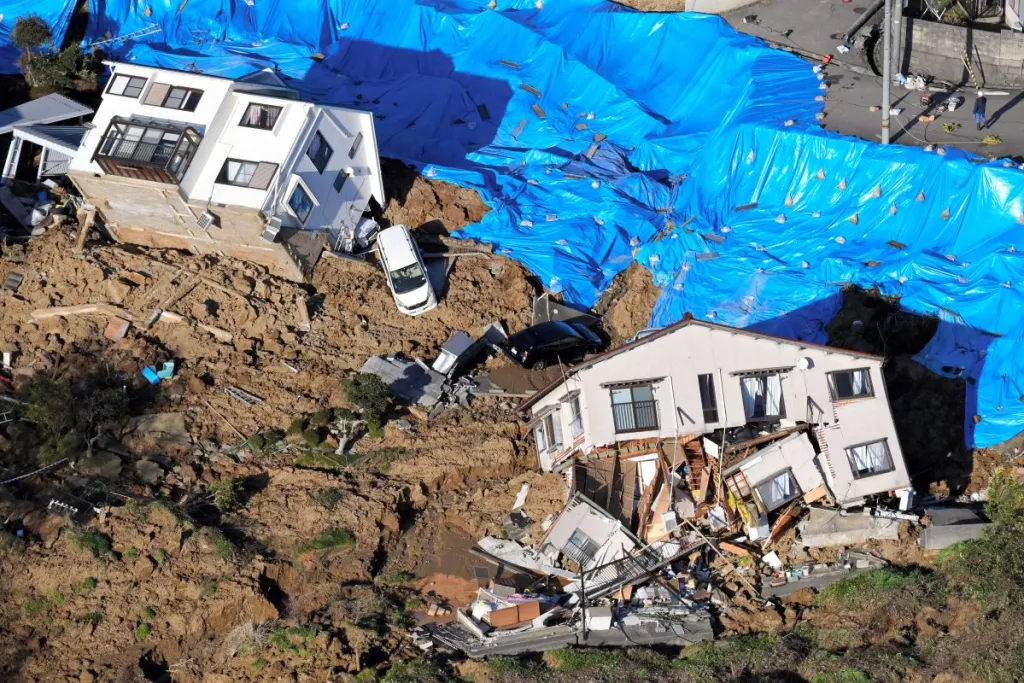 En esta imagen aérea de casas derrumbadas luego de múltiples terremotos en Kanazawa