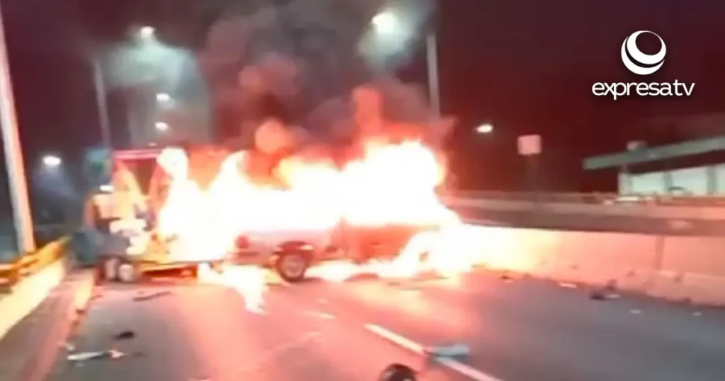 Incendio consume camioneta sobre puente de Irrigación