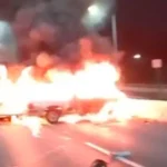 Incendio consume camioneta sobre puente de Irrigación